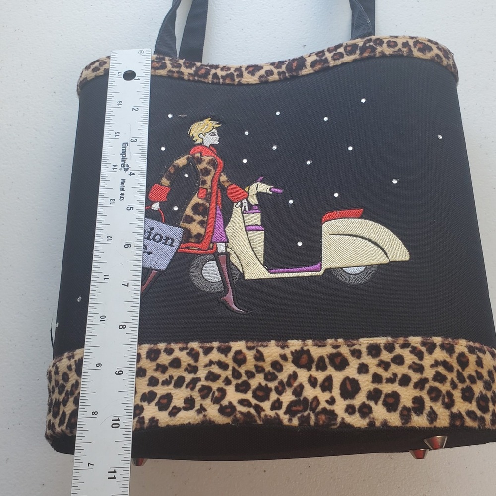 Fashion Avenue medium black and tiger zipper handbag with embroidered image Tote - Picture 3 of 9